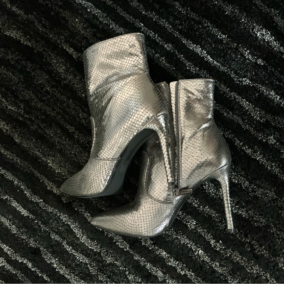 MICHAELKORS SLEEK NEW NVR WORN METALLIC GENUINE LEATHER LEATHER BOOTS! - Picture 1 of 16